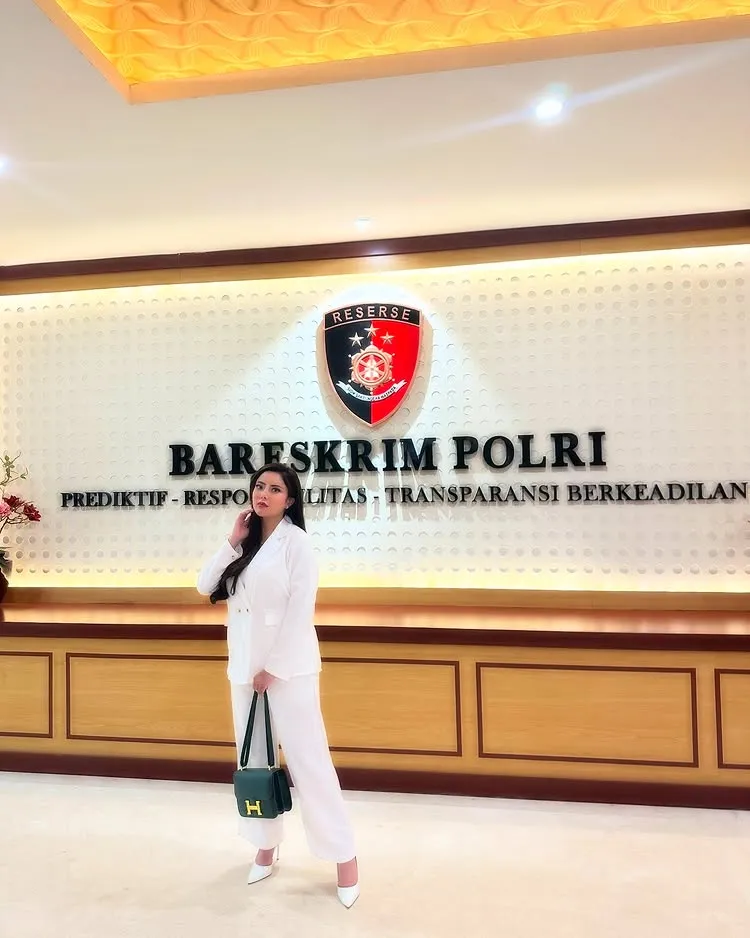 Ayu Aulia eks model majalah dewasa staf kreatif Kemhan © 2025 Instagram