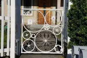 11 Desain pagar rumah unik yang beda dari lainnya, ada yang bentuknya kayak sepeda