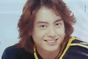 7 Potret lawas Roger Danuarta di cover majalah, pesonanya bikin cewek tahun 2000-an klepek-klepek