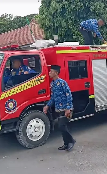 petugas damkar Kabupaten Lebak gercep © Instagram