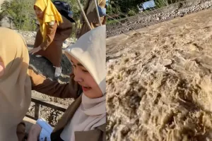 Momen menegangkan guru di Aceh seberangi sungai pakai tali sling demi masuk sekolah