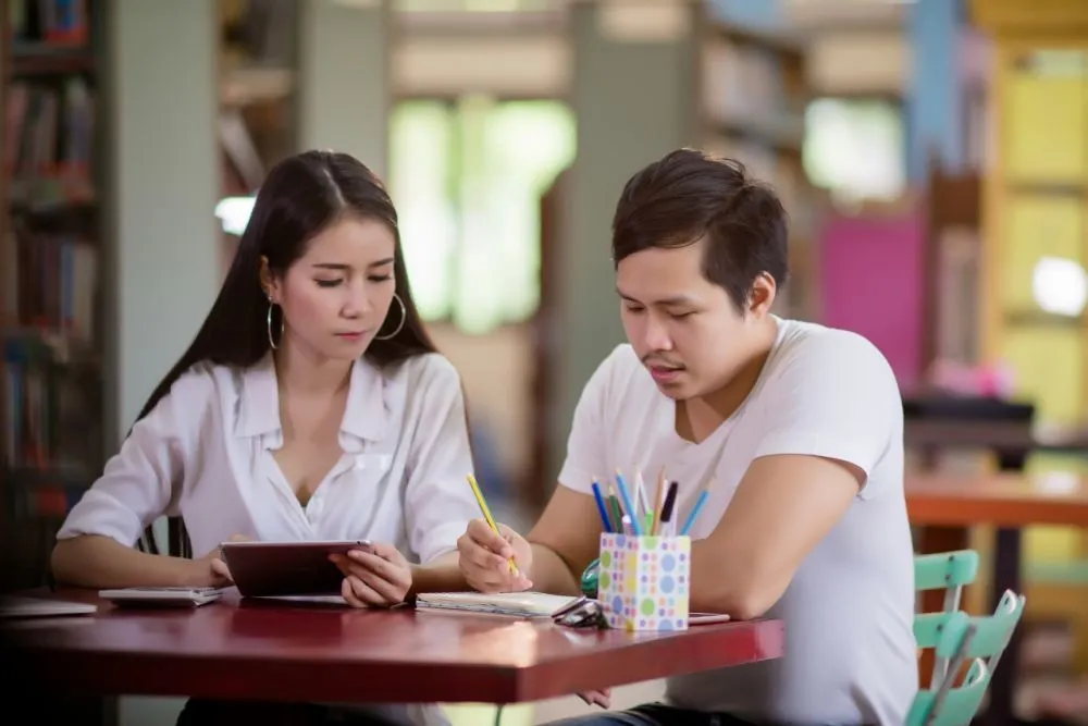 cara hadapi rekan kerja sok tahu freepik.com