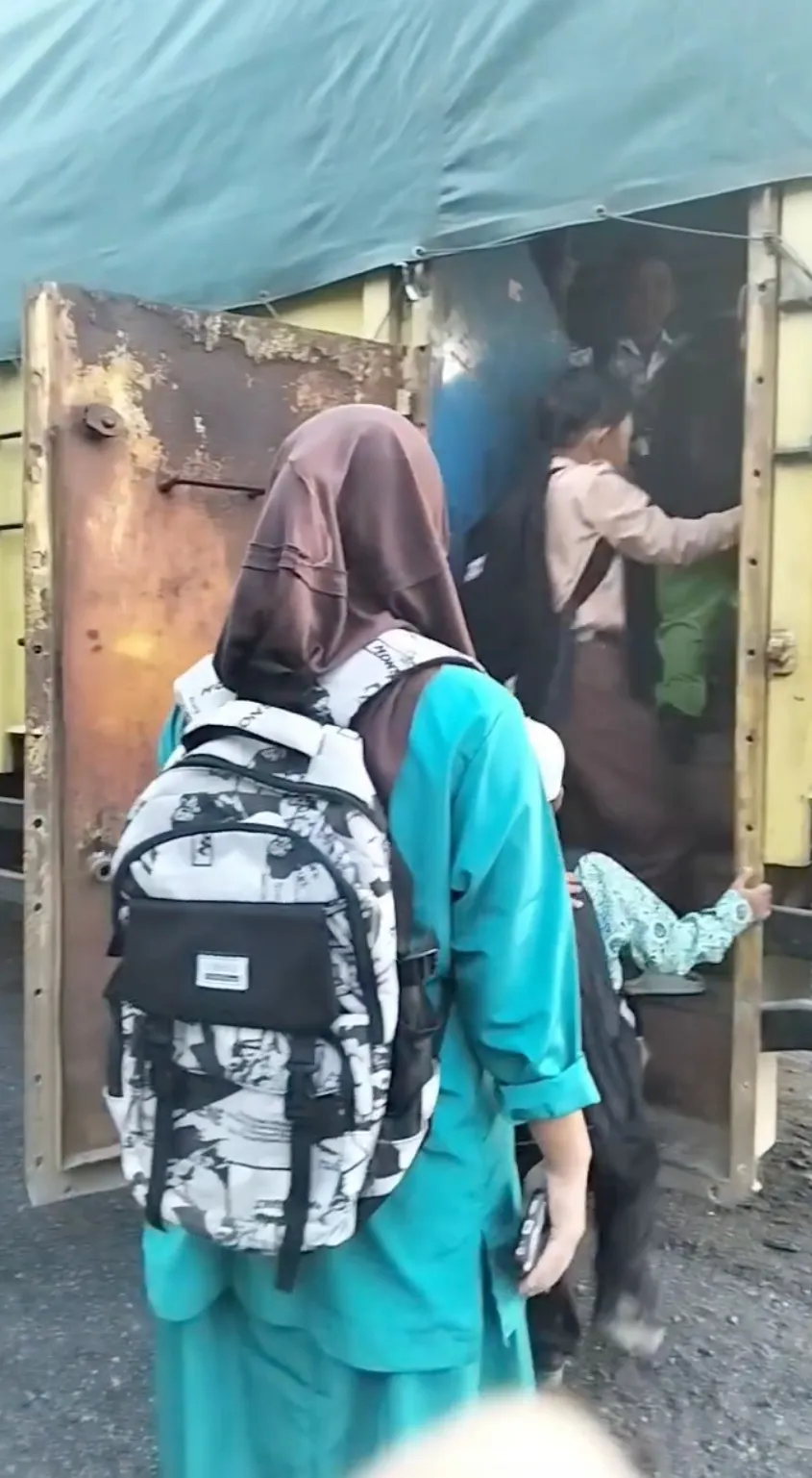 Modifikasi truk kreatif jadi bus sekolah Instagram ranisengeti