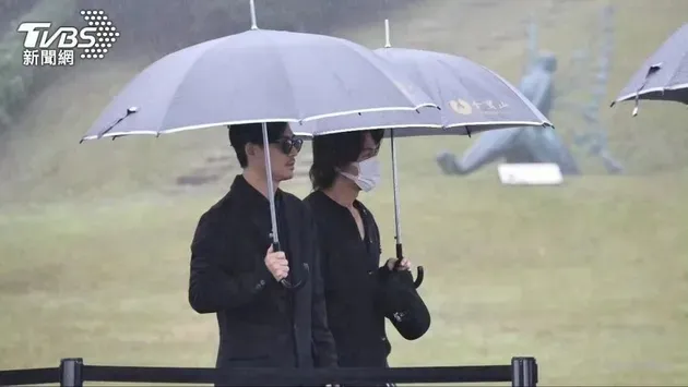 patung memorial Barbie Hsu Weibo