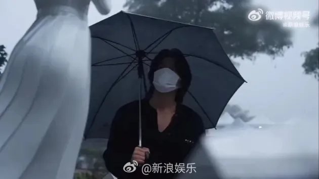 patung memorial Barbie Hsu Weibo