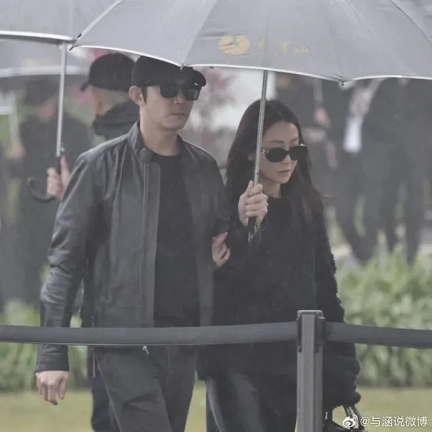 patung memorial Barbie Hsu Weibo