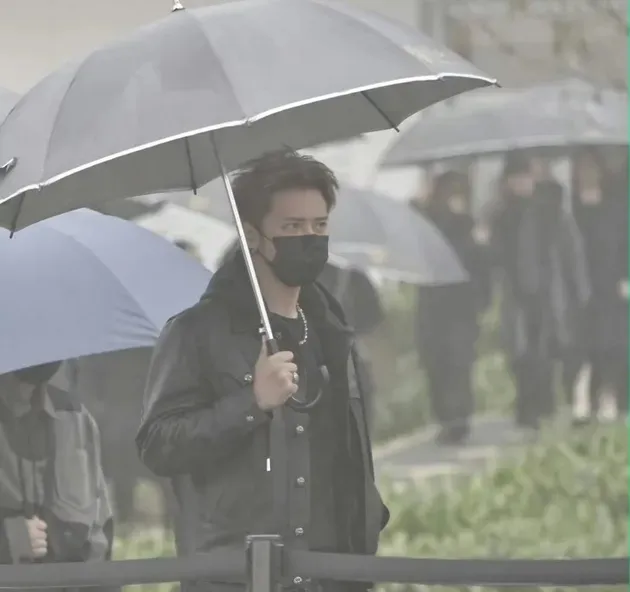 patung memorial Barbie Hsu Weibo