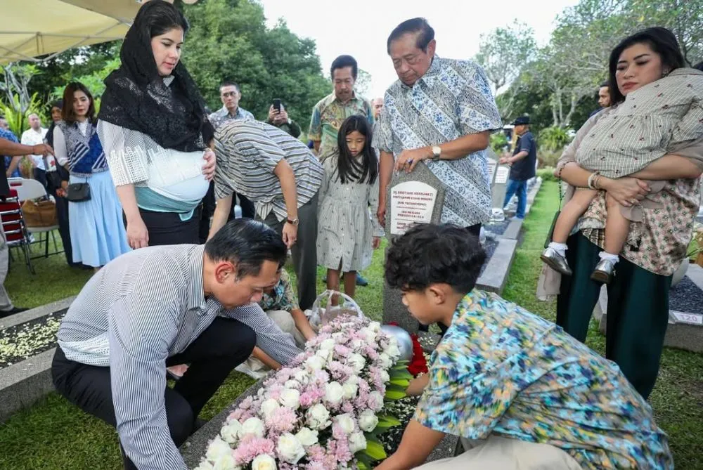 SBY ziarah makam Ani Yudhoyono foto: Instagram/@agusyudhoyono