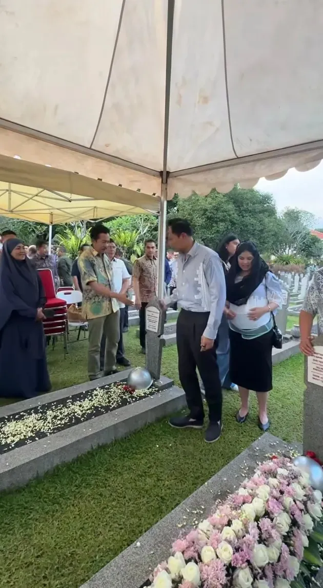 SBY ziarah makam Ani Yudhoyono foto: Instagram/@agusyudhoyono