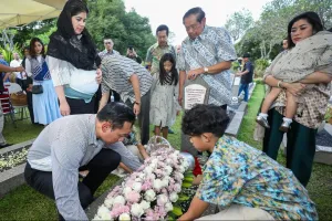 9 Potret keluarga SBY ziarah makam Bu Ani jelang Ramadhan 2026, Annisa Pohan dipuji bumil cantik