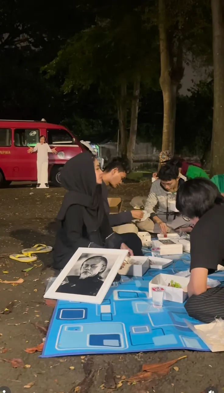 Karina Ranau sahur di makam Instagram/@karinaranau9