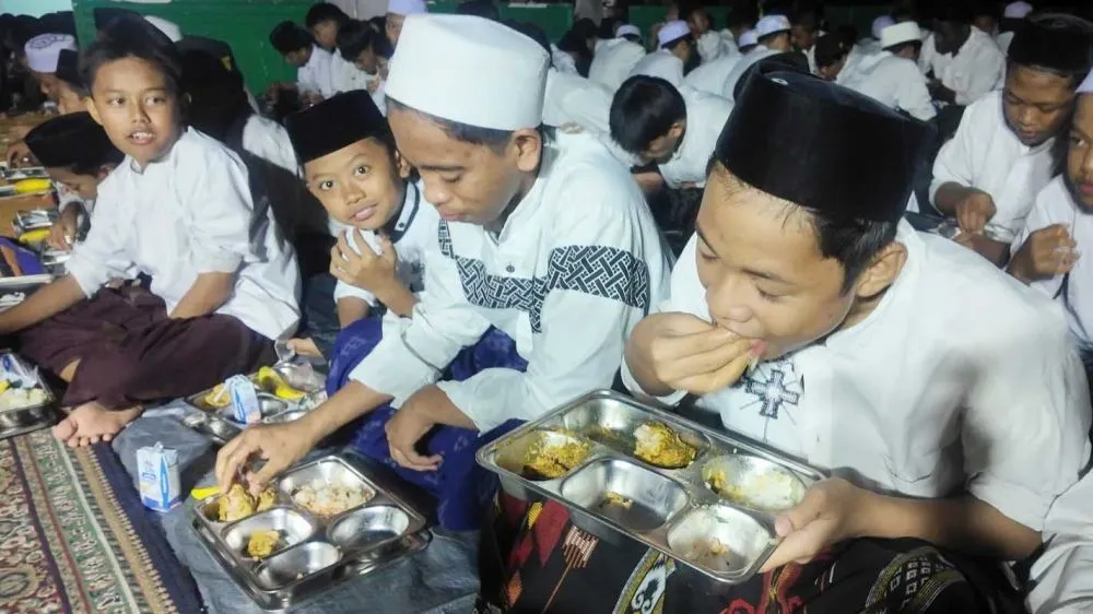 Kepala BGN Cicipi MBG Instagram @apdianutama; bgn.go.id Kepala BGN Cicipi MBG Instagram @apdianutama; bgn.go.id