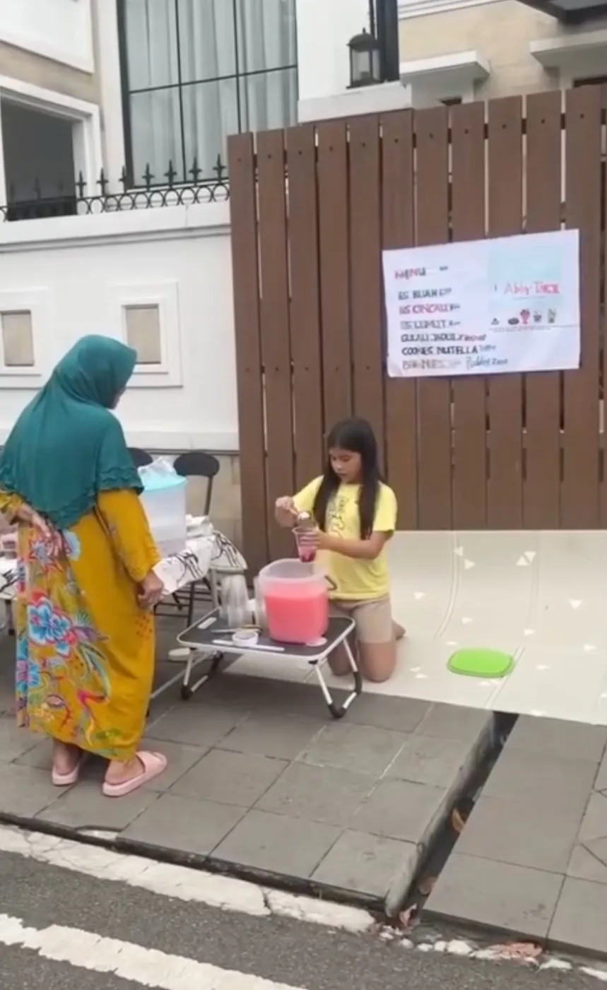 Anak Ibnu Jamil jualan takjil Instagram/@ibnujamilo Anak Ibnu Jamil jualan takjil Instagram/@ibnujamilo