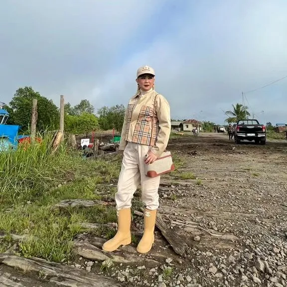 Gaya busana Syarifah Suraidah Instagram @syarifahsuraidah