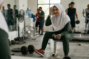 30 Caption gym lucu Instagram, ide kata-kata kocak biar postingan makin rame