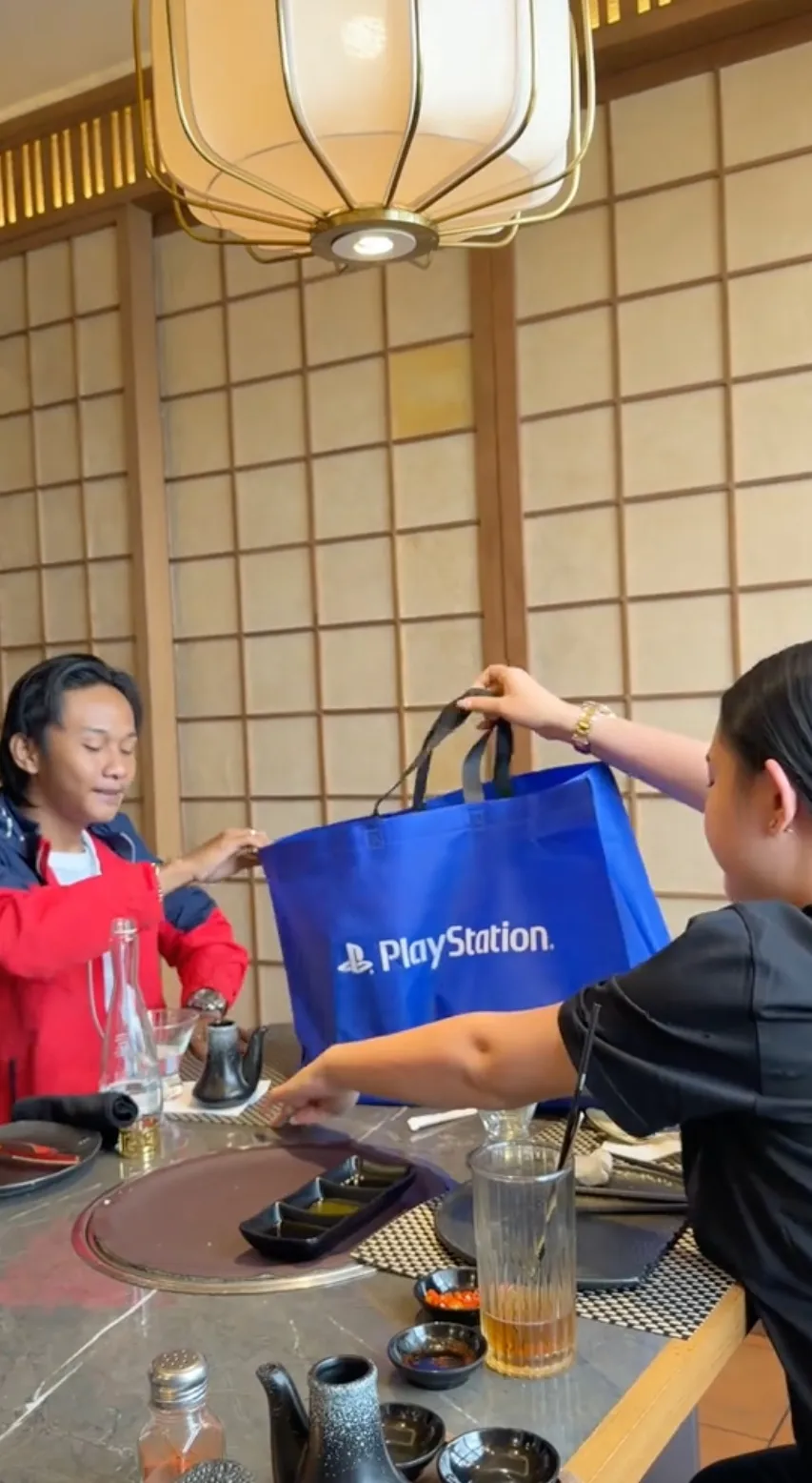 Amanda Manopo kasih hadiah Fajar Sad Boy TikTok @agml612