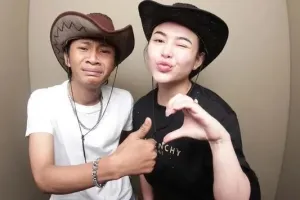 8 Momen hangat Amanda Manopo jalan bareng Fajar Sadboy di mall, beri kado spesial