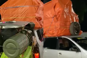 5 Penampakan mobil bawa seluruh ‘isi rumah’, netizen: Aku kuat, aku hebat, aku njengat