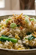 Di kulkas cuma ada nasi sisa semalam? Cobain resep nasi goreng putih untuk sarapan dari bahan seadanya