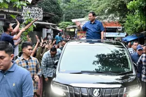 5 Momen Presiden Prabowo blusukan ke bantaran rel kereta Senen, rencanakan hunian layak bagi warga 
