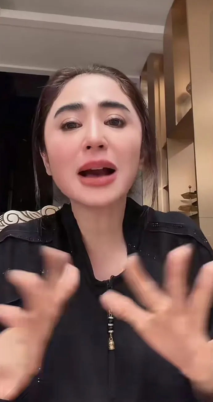 THR Dewi Perssik 15 ribu TikTok @dewiperssik_real THR Dewi Perssik 15 ribu TikTok @dewiperssik_real