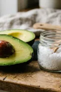 Cuma pakai garam, ini trik simpel bikin alpukat cepat matang dalam 1 hari