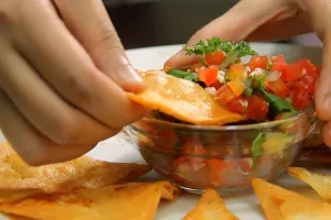 Bikin sendiri Classic Pico de Gallo with Tortilla Chips kamu, yuk!