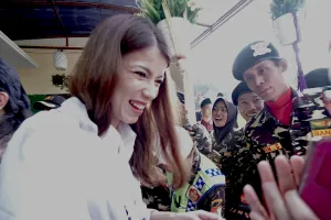 9 Pesona Sabrina berkerudung dampingi Deddy Corbuzier bersyahadat