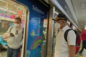 Namanya disorot gegara korban judi online dapat bansos, intip 5 gaya Muhadjir Effendy ngantor naik MRT
