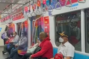 Namanya disorot gegara korban judi online dapat bansos, intip 5 gaya Muhadjir Effendy ngantor naik MRT