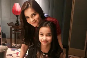 Ibu dan anak selisih 30 tahun, 9 potret Cut Tary dan anak gadisnya Sydney ini seperti kakak beradik