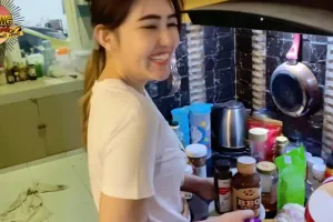 Rumahnya di kampung megah dua lantai, 9 potret dapur Via Vallen ini meja kompornya bikin salah fokus