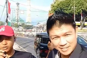 9 Momen Andika Mahesa tiba-tiba hampiri penyanyi jalanan dan ngajak duet, keramahannya tuai pujian