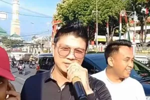 9 Momen Andika Mahesa tiba-tiba hampiri penyanyi jalanan dan ngajak duet, keramahannya tuai pujian