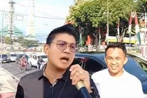 9 Momen Andika Mahesa tiba-tiba hampiri penyanyi jalanan dan ngajak duet, keramahannya tuai pujian