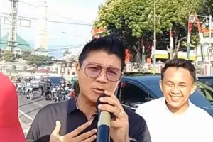 9 Momen Andika Mahesa tiba-tiba hampiri penyanyi jalanan dan ngajak duet, keramahannya tuai pujian