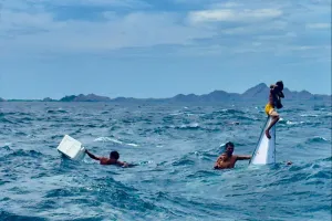 7 Potret detik-detik penyelamatan ayah dan anak yang terombang-ambing 2 jam di laut, bikin haru
