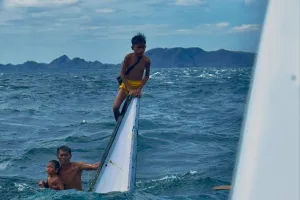 7 Potret detik-detik penyelamatan ayah dan anak yang terombang-ambing 2 jam di laut, bikin haru