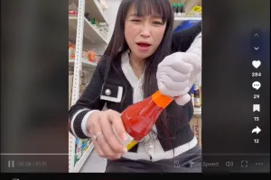 Trik perempuan buka tutup botol saus ini antimainstream, nggak perlu nguras tenaga sampai emosi