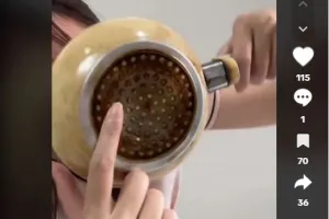 Trik ampuh hilangkan kerak gosong di pantat teflon pakai 2 bahan dapur, auto kinclong dalam 10 menit