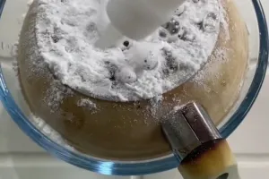 Trik ampuh hilangkan kerak gosong di pantat teflon pakai 2 bahan dapur, auto kinclong dalam 10 menit