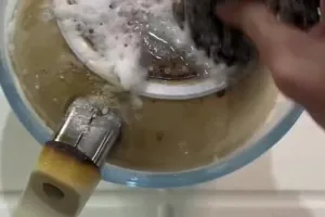 Trik ampuh hilangkan kerak gosong di pantat teflon pakai 2 bahan dapur, auto kinclong dalam 10 menit