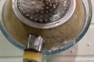 Trik ampuh hilangkan kerak gosong di pantat teflon pakai 2 bahan dapur, auto kinclong dalam 10 menit