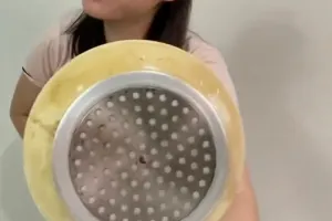 Trik ampuh hilangkan kerak gosong di pantat teflon pakai 2 bahan dapur, auto kinclong dalam 10 menit