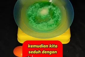 Cara enyahkan noda membandel di pintu kulkas pakai 2 bahan dapur, bersih tanpa keluarkan tenaga ekstra