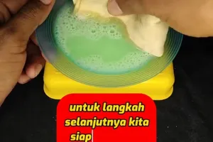 Cara enyahkan noda membandel di pintu kulkas pakai 2 bahan dapur, bersih tanpa keluarkan tenaga ekstra