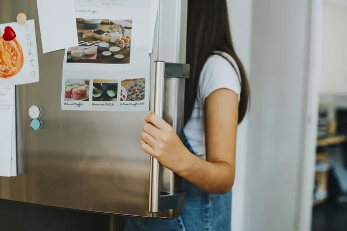 Cara enyahkan noda membandel di pintu kulkas pakai 2 bahan dapur, bersih tanpa keluarkan tenaga ekstra