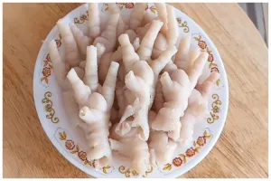 Tanpa diberi cuka, ini trik mengolah ceker agar tak lengket dan berlendir cukup pakai 1 jenis daun