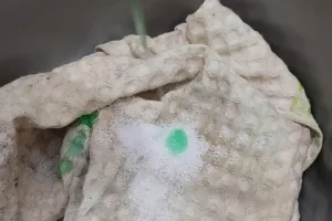 Trik hilangkan noda membandel bertahun-tahun di kain, bersih tanpa capek mengucek