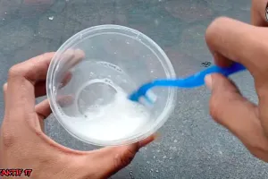 Cara wanita bersihkan jamur di kaca ini praktis cuma tambah 1 bahan dapur, auto bening dalam 5 menit